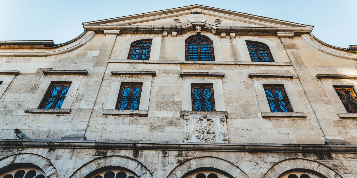 Τα Ιδρύματα που καθόρισαν την πόλη, συνεχίζουν να μας ενώνουν